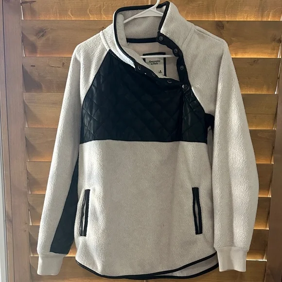 Abercrombie & Fitch Black and Cream Fleece Jacket - Picture 1 of 3